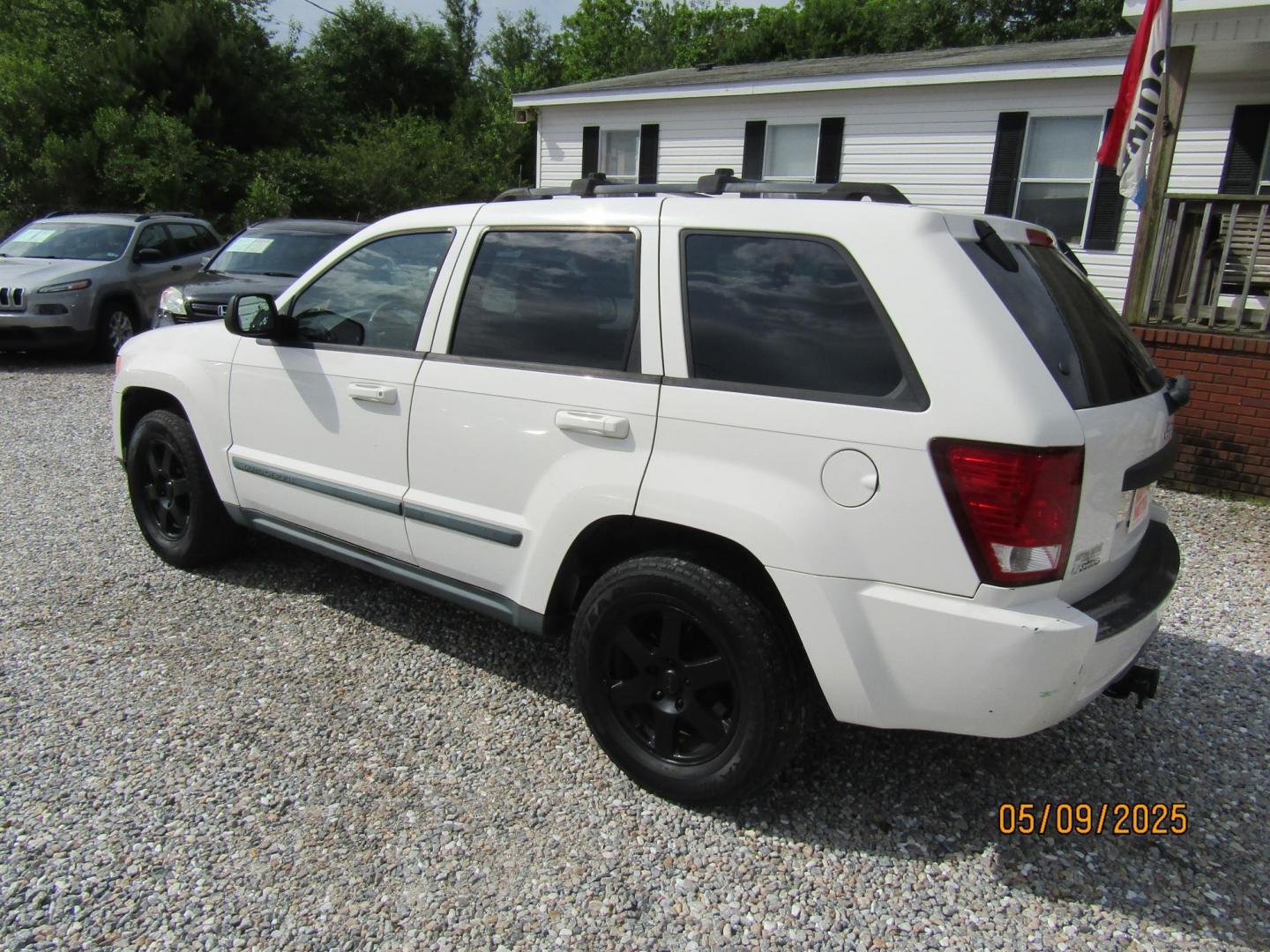 2008 WHITE Jeep Grand Cherokee Laredo 2WD (1J8GS48K68C) with an 3.7L V6 SOHC 12V engine, Automatic transmission, located at 15016 S Hwy 231, Midland City, AL, 36350, (334) 983-3001, 31.306210, -85.495277 - Photo#5