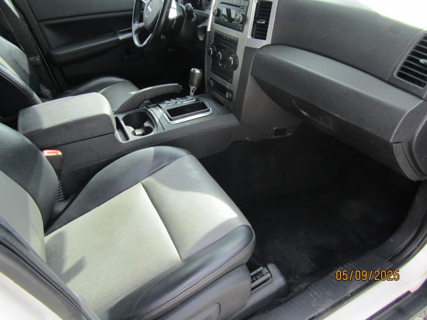 2008 WHITE Jeep Grand Cherokee Laredo 2WD (1J8GS48K68C) with an 3.7L V6 SOHC 12V engine, Automatic transmission, located at 15016 S Hwy 231, Midland City, AL, 36350, (334) 983-3001, 31.306210, -85.495277 - Photo#9