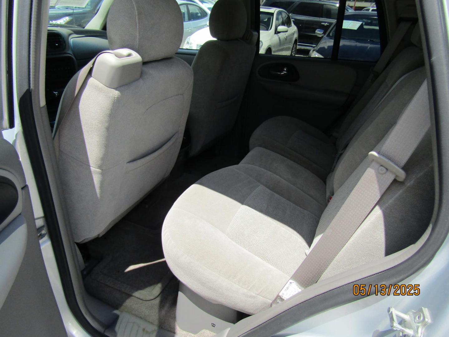 2007 Silver Chevrolet TrailBlazer LS1 2WD (1GNDS13S872) with an 4.2L L6 DOHC 24V engine, Automatic transmission, located at 15016 S Hwy 231, Midland City, AL, 36350, (334) 983-3001, 31.306210, -85.495277 - Photo#4