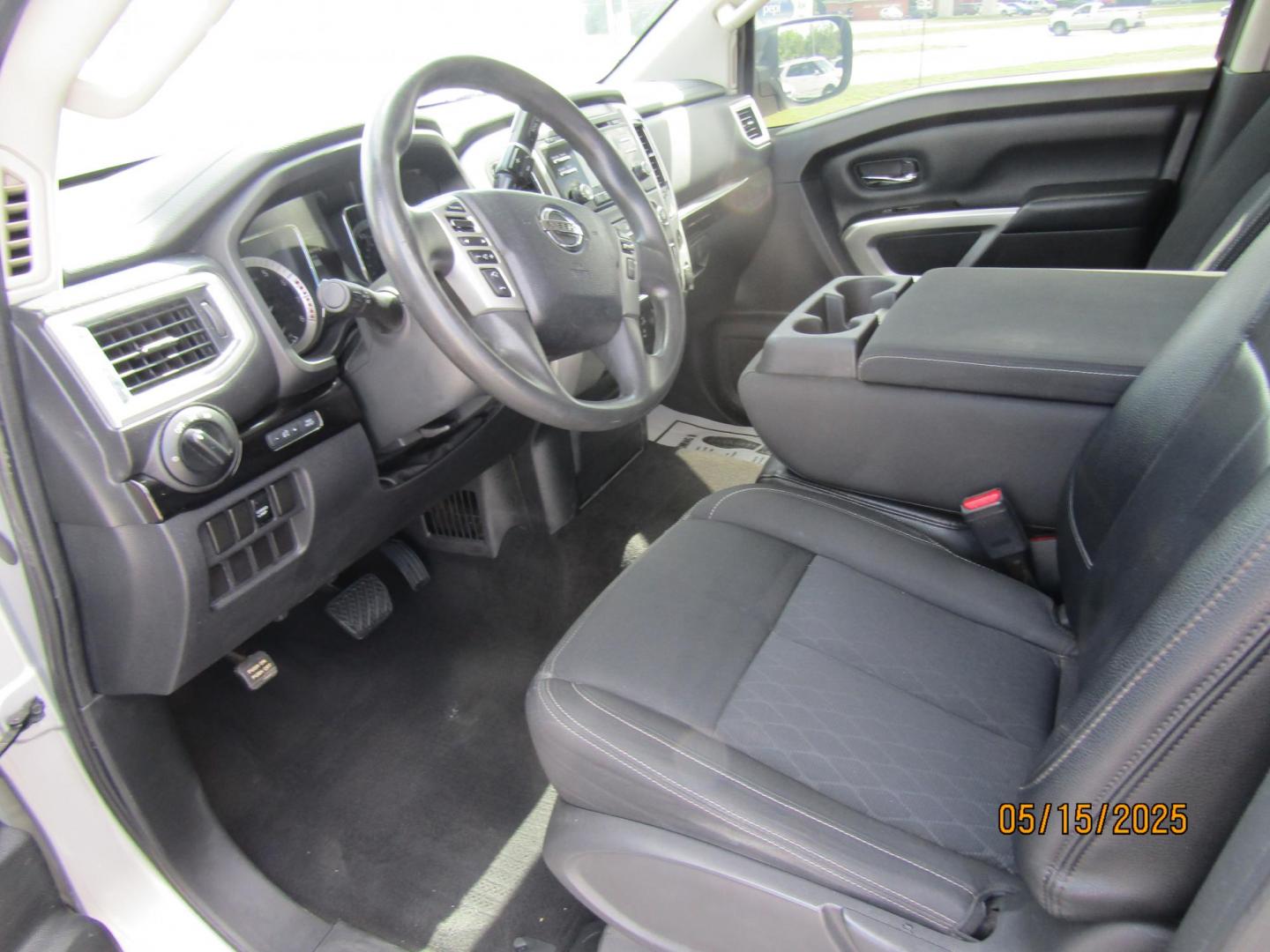 2017 Silver Nissan Titan S Crew Cab 2WD (1N6AA1EK5HN) with an 5.6L V8 DOHC 32V engine, Automatic transmission, located at 15016 S Hwy 231, Midland City, AL, 36350, (334) 983-3001, 31.306210, -85.495277 - Photo#3