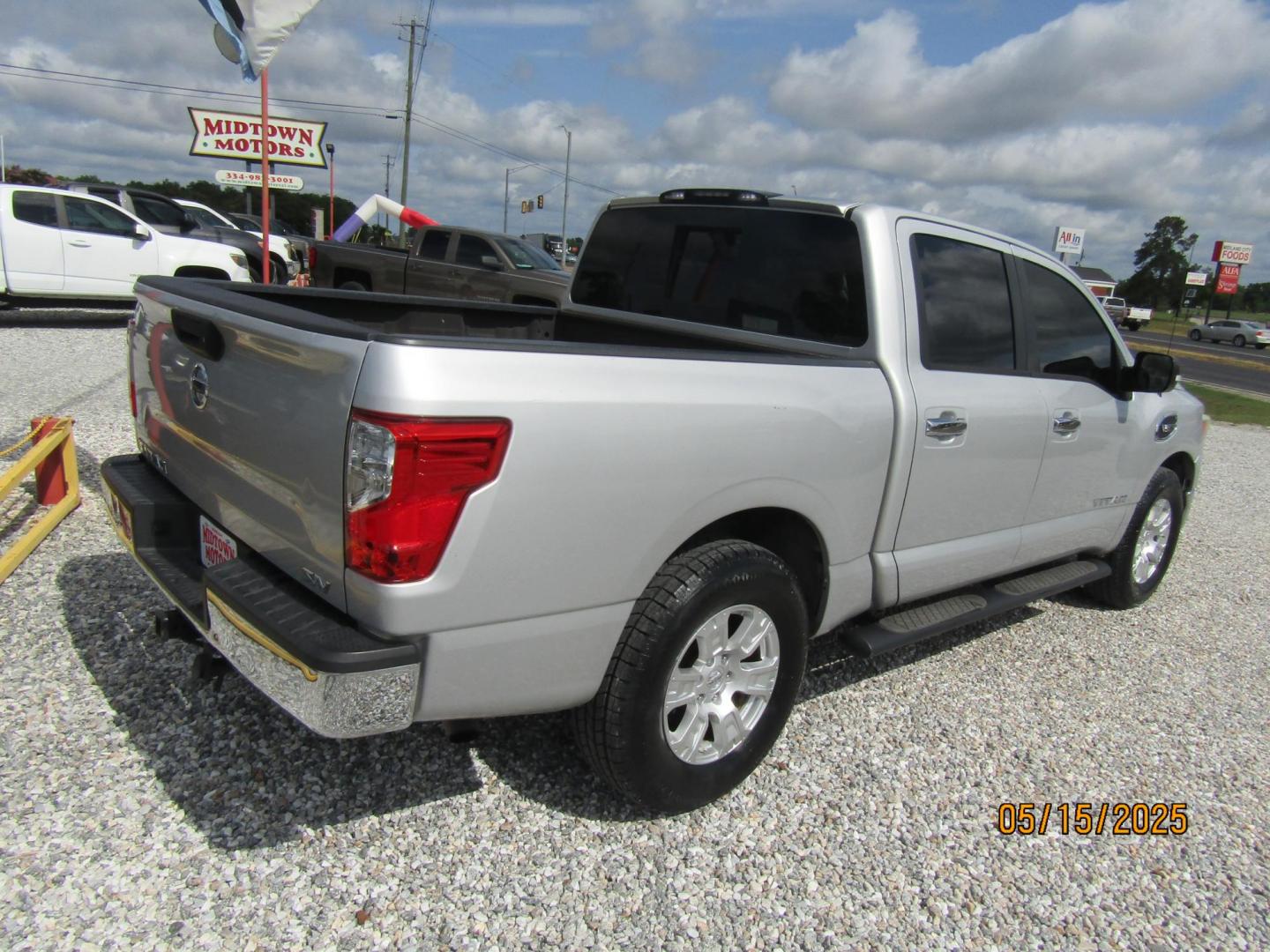 2017 Silver Nissan Titan S Crew Cab 2WD (1N6AA1EK5HN) with an 5.6L V8 DOHC 32V engine, Automatic transmission, located at 15016 S Hwy 231, Midland City, AL, 36350, (334) 983-3001, 31.306210, -85.495277 - Photo#7