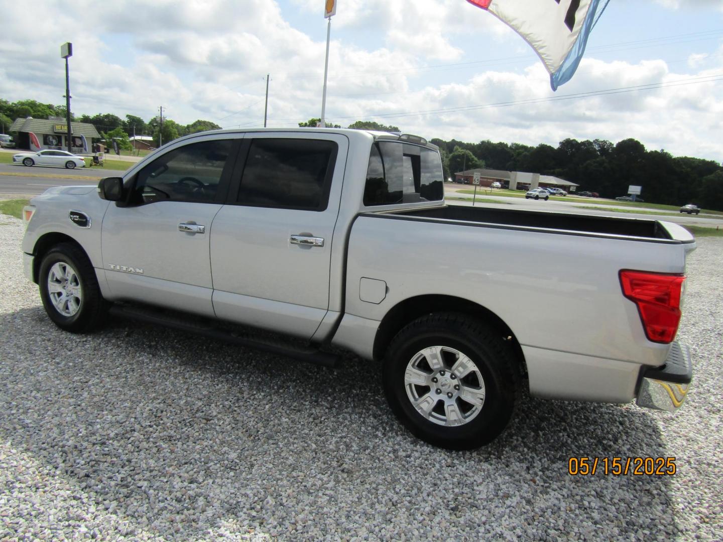2017 Silver Nissan Titan S Crew Cab 2WD (1N6AA1EK5HN) with an 5.6L V8 DOHC 32V engine, Automatic transmission, located at 15016 S Hwy 231, Midland City, AL, 36350, (334) 983-3001, 31.306210, -85.495277 - Photo#5