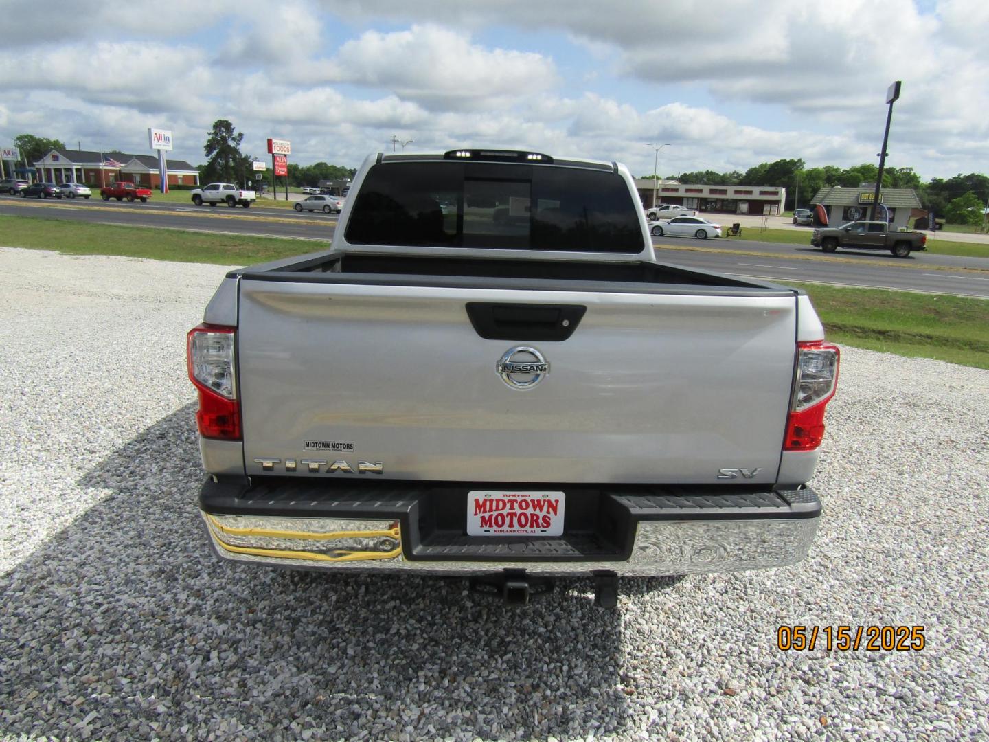 2017 Silver Nissan Titan S Crew Cab 2WD (1N6AA1EK5HN) with an 5.6L V8 DOHC 32V engine, Automatic transmission, located at 15016 S Hwy 231, Midland City, AL, 36350, (334) 983-3001, 31.306210, -85.495277 - Photo#6