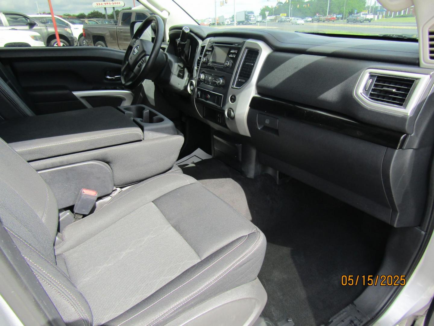 2017 Silver Nissan Titan S Crew Cab 2WD (1N6AA1EK5HN) with an 5.6L V8 DOHC 32V engine, Automatic transmission, located at 15016 S Hwy 231, Midland City, AL, 36350, (334) 983-3001, 31.306210, -85.495277 - Photo#9