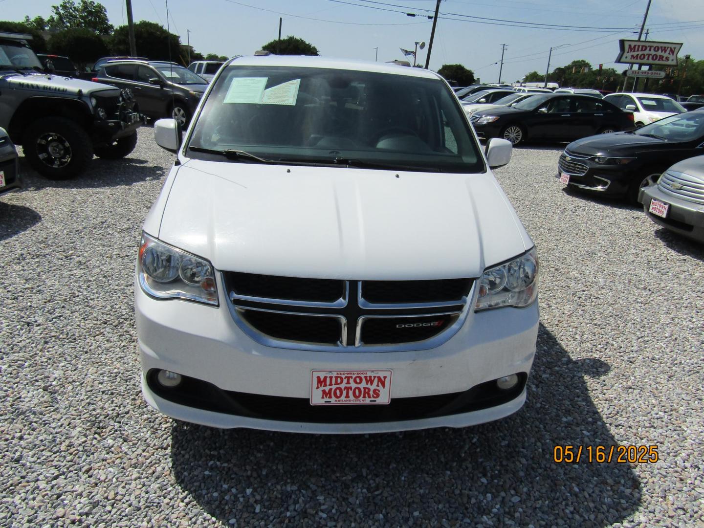 2018 WHITE Dodge Grand Caravan SXT (2C4RDGCGXJR) with an 3.6L V6 DOHC 24V engine, Automatic transmission, located at 15016 S Hwy 231, Midland City, AL, 36350, (334) 983-3001, 31.306210, -85.495277 - Photo#1