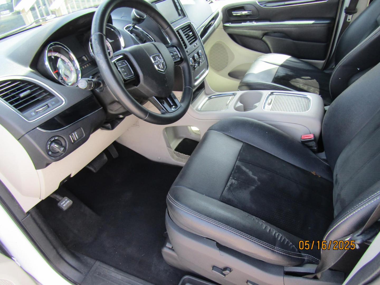 2018 WHITE Dodge Grand Caravan SXT (2C4RDGCGXJR) with an 3.6L V6 DOHC 24V engine, Automatic transmission, located at 15016 S Hwy 231, Midland City, AL, 36350, (334) 983-3001, 31.306210, -85.495277 - Photo#3