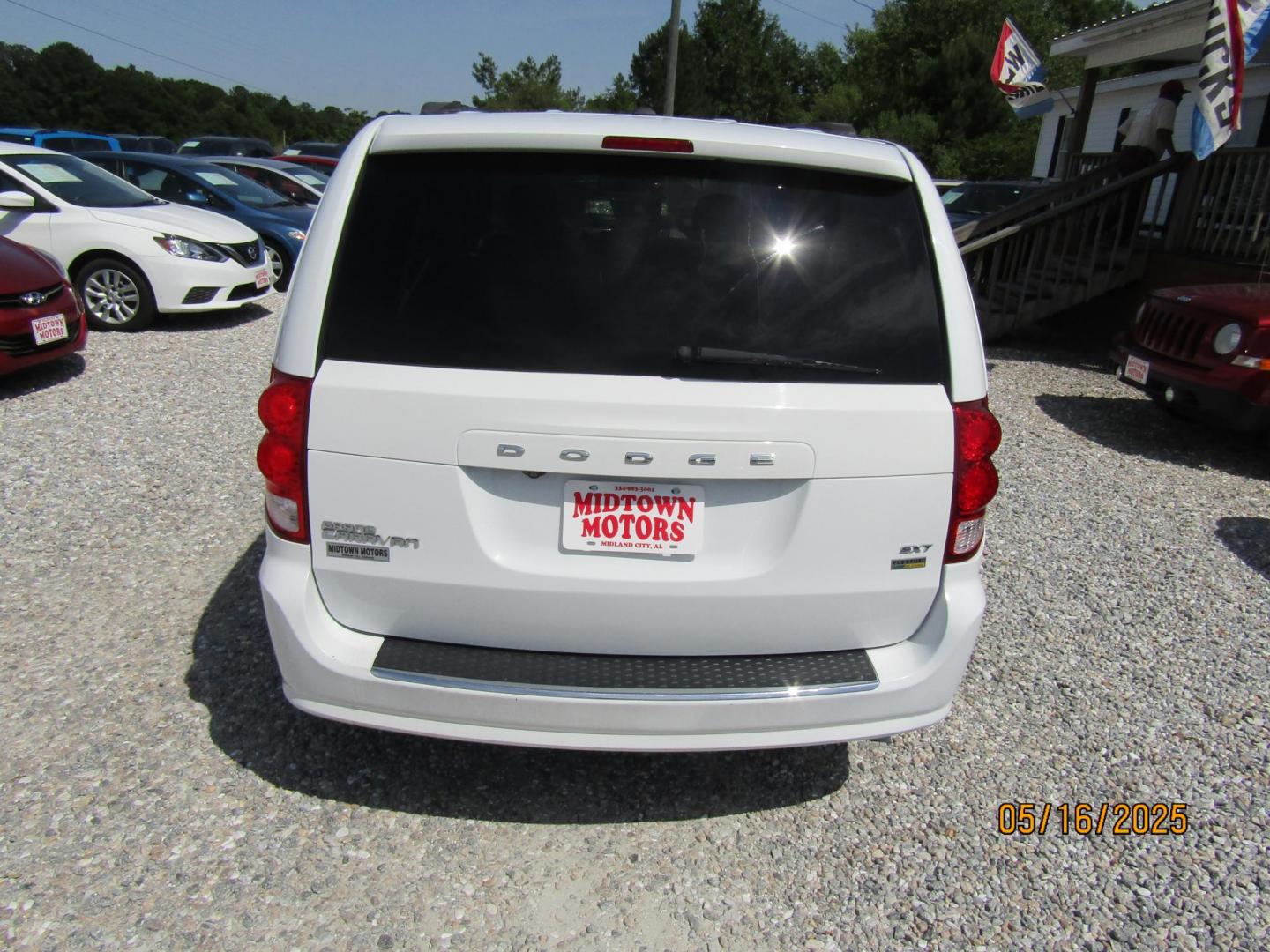 2018 WHITE Dodge Grand Caravan SXT (2C4RDGCGXJR) with an 3.6L V6 DOHC 24V engine, Automatic transmission, located at 15016 S Hwy 231, Midland City, AL, 36350, (334) 983-3001, 31.306210, -85.495277 - Photo#6