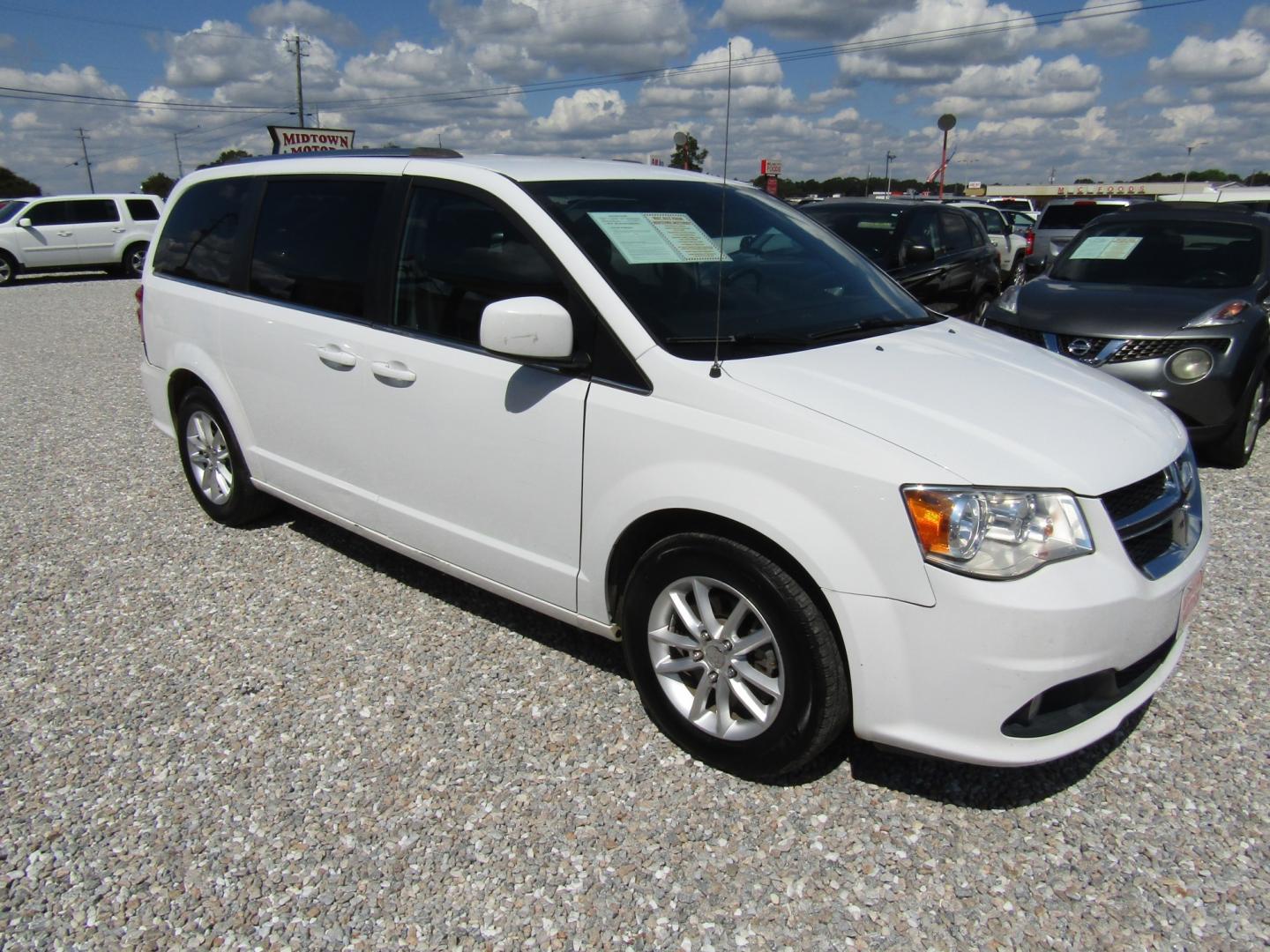 2018 WHITE Dodge Grand Caravan SXT (2C4RDGCGXJR) with an 3.6L V6 DOHC 24V engine, Automatic transmission, located at 15016 S Hwy 231, Midland City, AL, 36350, (334) 983-3001, 31.306210, -85.495277- Photo#0