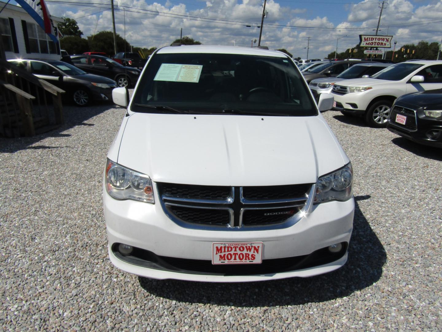 2018 WHITE Dodge Grand Caravan SXT (2C4RDGCGXJR) with an 3.6L V6 DOHC 24V engine, Automatic transmission, located at 15016 S Hwy 231, Midland City, AL, 36350, (334) 983-3001, 31.306210, -85.495277- Photo#1