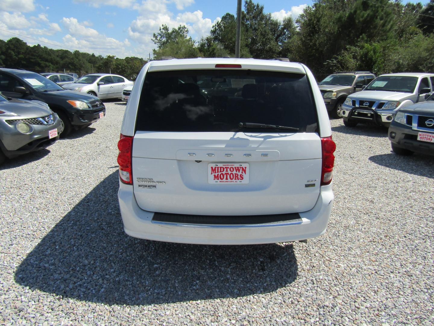 2018 WHITE Dodge Grand Caravan SXT (2C4RDGCGXJR) with an 3.6L V6 DOHC 24V engine, Automatic transmission, located at 15016 S Hwy 231, Midland City, AL, 36350, (334) 983-3001, 31.306210, -85.495277- Photo#5