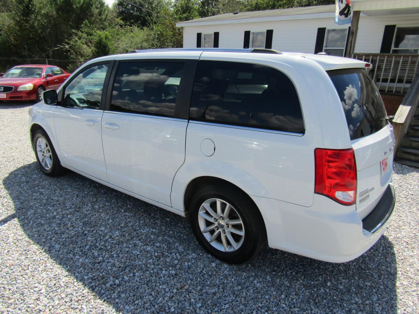 2018 WHITE Dodge Grand Caravan SXT (2C4RDGCGXJR) with an 3.6L V6 DOHC 24V engine, Automatic transmission, located at 15016 S Hwy 231, Midland City, AL, 36350, (334) 983-3001, 31.306210, -85.495277- Photo#4