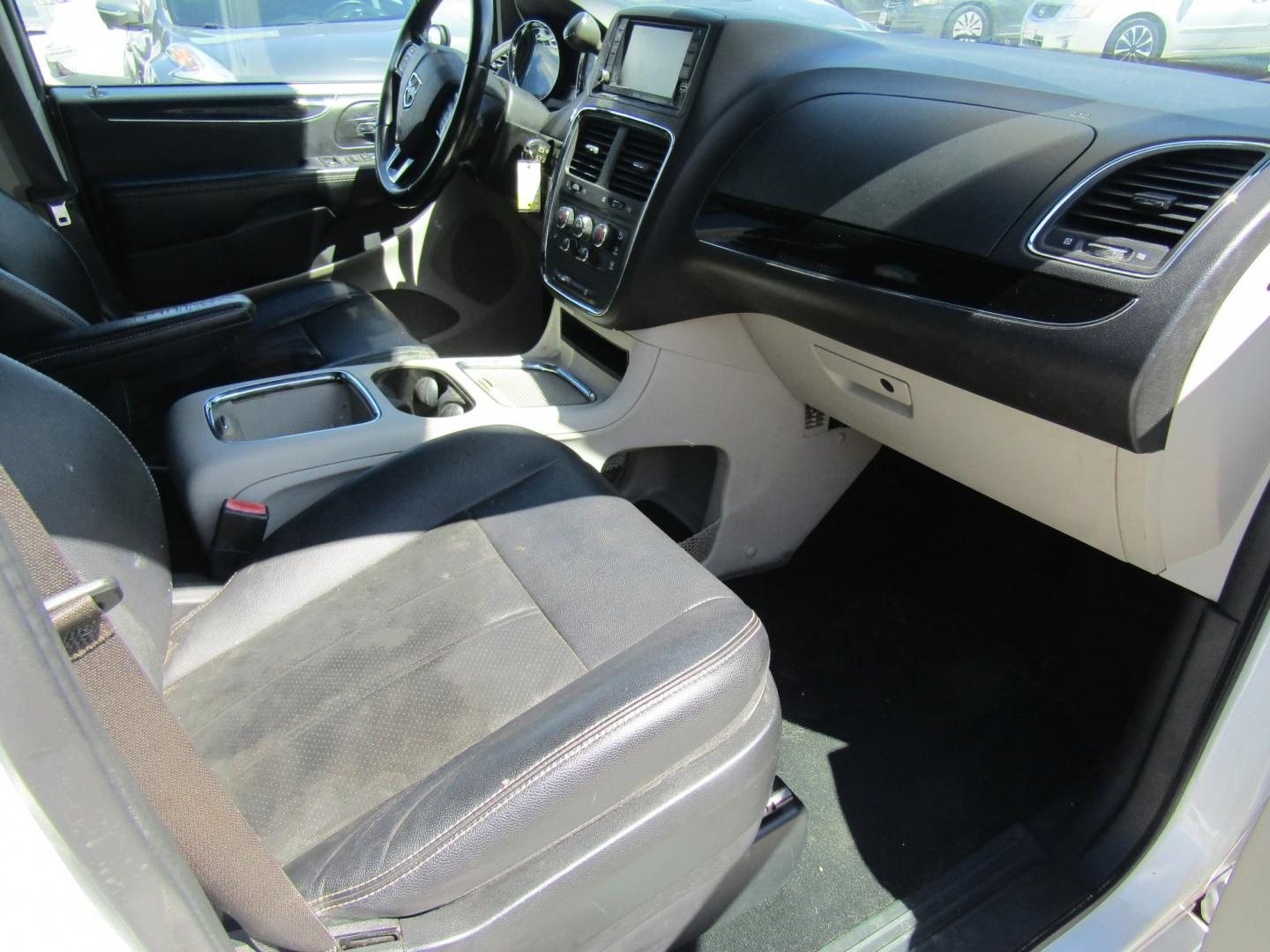 2018 WHITE Dodge Grand Caravan SXT (2C4RDGCGXJR) with an 3.6L V6 DOHC 24V engine, Automatic transmission, located at 15016 S Hwy 231, Midland City, AL, 36350, (334) 983-3001, 31.306210, -85.495277- Photo#8