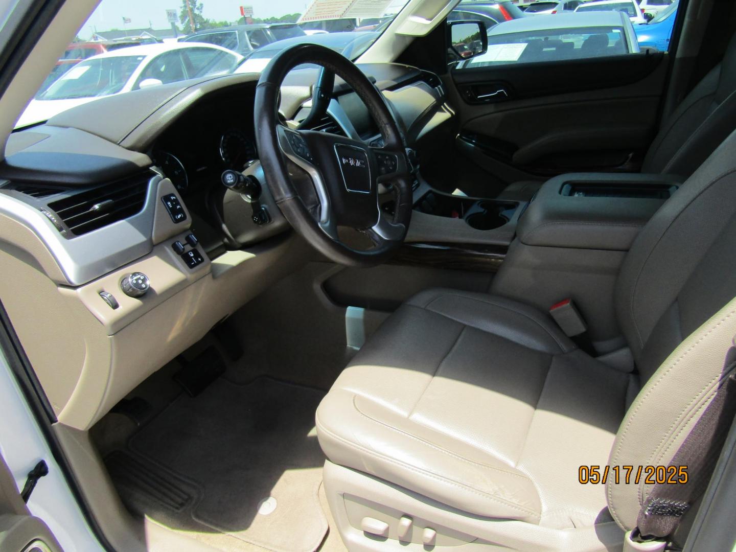 2017 WHITE GMC Yukon SLT 2WD (1GKS1BKC6HR) with an 5.3L V8 OHV 16V engine, Automatic transmission, located at 15016 S Hwy 231, Midland City, AL, 36350, (334) 983-3001, 31.306210, -85.495277 - Photo#3