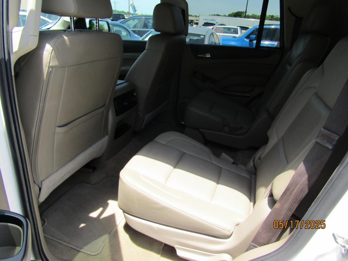 2017 WHITE GMC Yukon SLT 2WD (1GKS1BKC6HR) with an 5.3L V8 OHV 16V engine, Automatic transmission, located at 15016 S Hwy 231, Midland City, AL, 36350, (334) 983-3001, 31.306210, -85.495277 - Photo#4