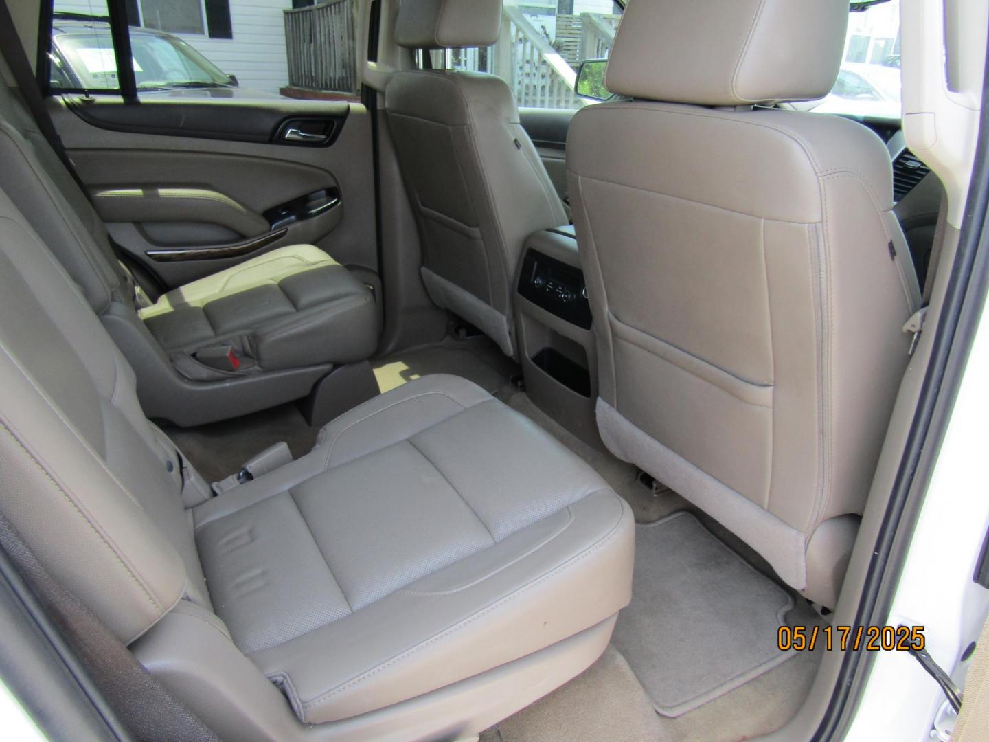 2017 WHITE GMC Yukon SLT 2WD (1GKS1BKC6HR) with an 5.3L V8 OHV 16V engine, Automatic transmission, located at 15016 S Hwy 231, Midland City, AL, 36350, (334) 983-3001, 31.306210, -85.495277 - Photo#8