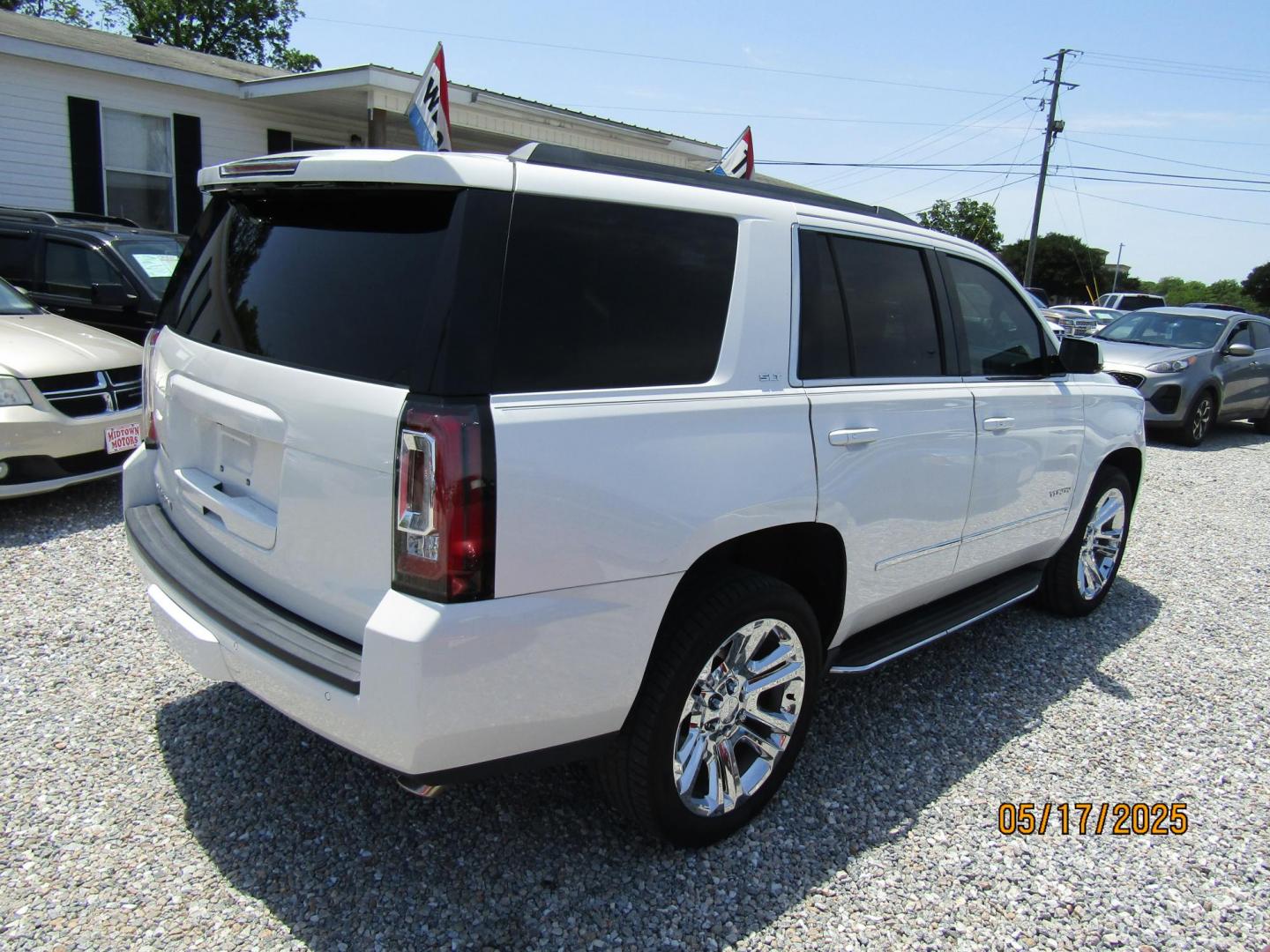 2017 WHITE GMC Yukon SLT 2WD (1GKS1BKC6HR) with an 5.3L V8 OHV 16V engine, Automatic transmission, located at 15016 S Hwy 231, Midland City, AL, 36350, (334) 983-3001, 31.306210, -85.495277 - Photo#5
