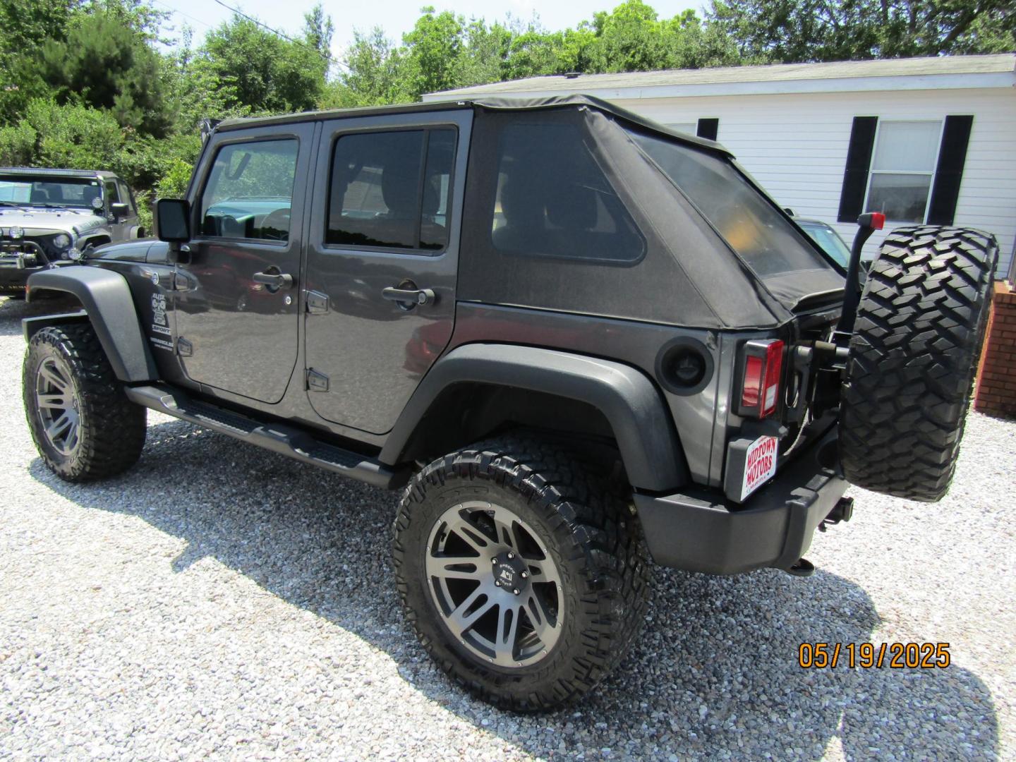 2017 Gray Jeep Wrangler Unlimited Sport 4WD (1C4BJWDG2HL) with an 3.6L V6 DOHC 24V FFV engine, Automatic transmission, located at 15016 S Hwy 231, Midland City, AL, 36350, (334) 983-3001, 31.306210, -85.495277 - Photo#5