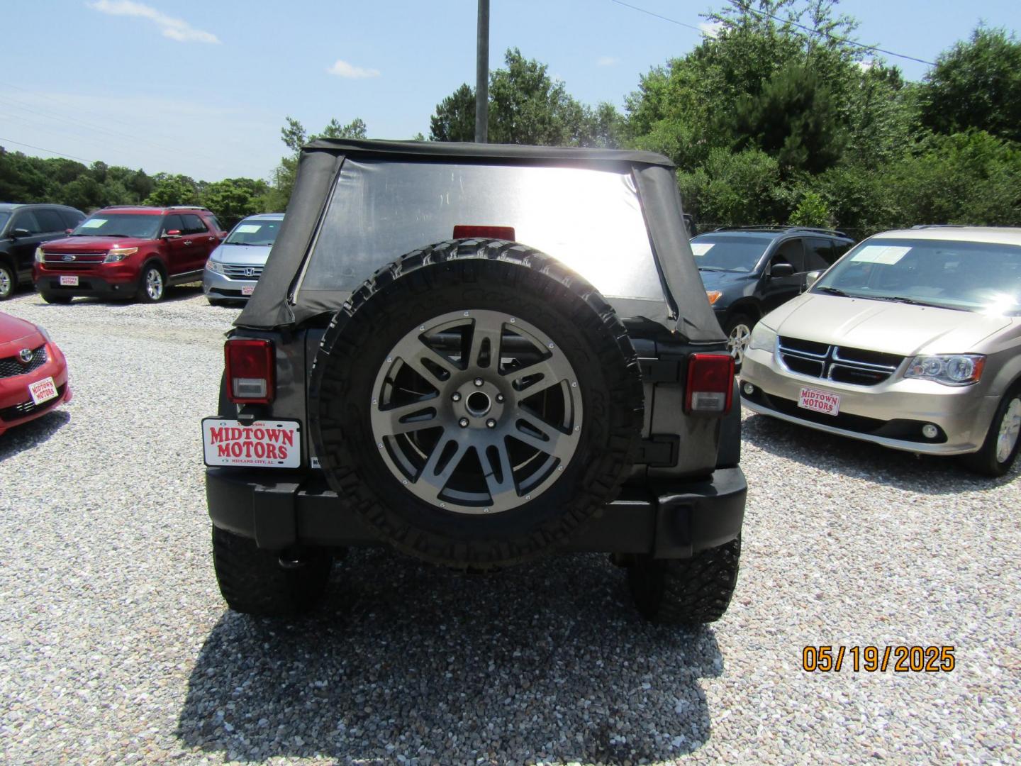 2017 Gray Jeep Wrangler Unlimited Sport 4WD (1C4BJWDG2HL) with an 3.6L V6 DOHC 24V FFV engine, Automatic transmission, located at 15016 S Hwy 231, Midland City, AL, 36350, (334) 983-3001, 31.306210, -85.495277 - Photo#6