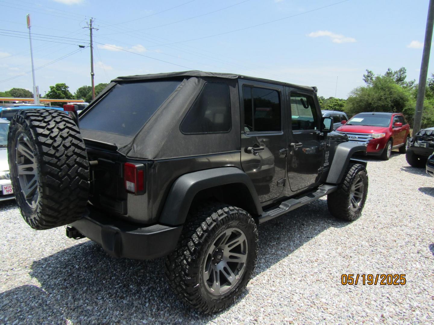 2017 Gray Jeep Wrangler Unlimited Sport 4WD (1C4BJWDG2HL) with an 3.6L V6 DOHC 24V FFV engine, Automatic transmission, located at 15016 S Hwy 231, Midland City, AL, 36350, (334) 983-3001, 31.306210, -85.495277 - Photo#7
