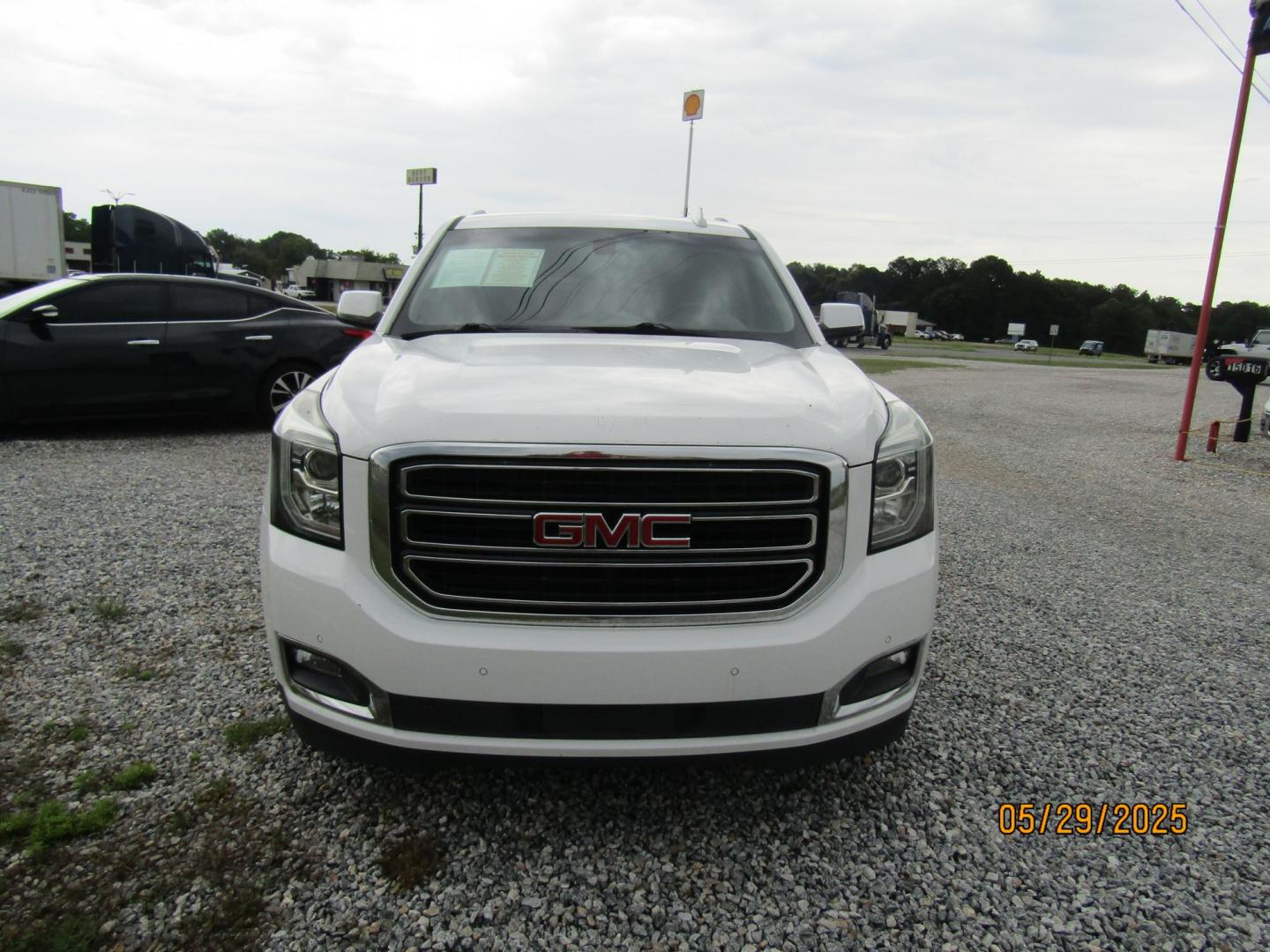 2017 WHITE GMC Yukon SLE 2WD (1GKS1AKCXHR) with an 5.3L V8 OHV 16V engine, Automatic transmission, located at 15016 S Hwy 231, Midland City, AL, 36350, (334) 983-3001, 31.306210, -85.495277 - Photo#1