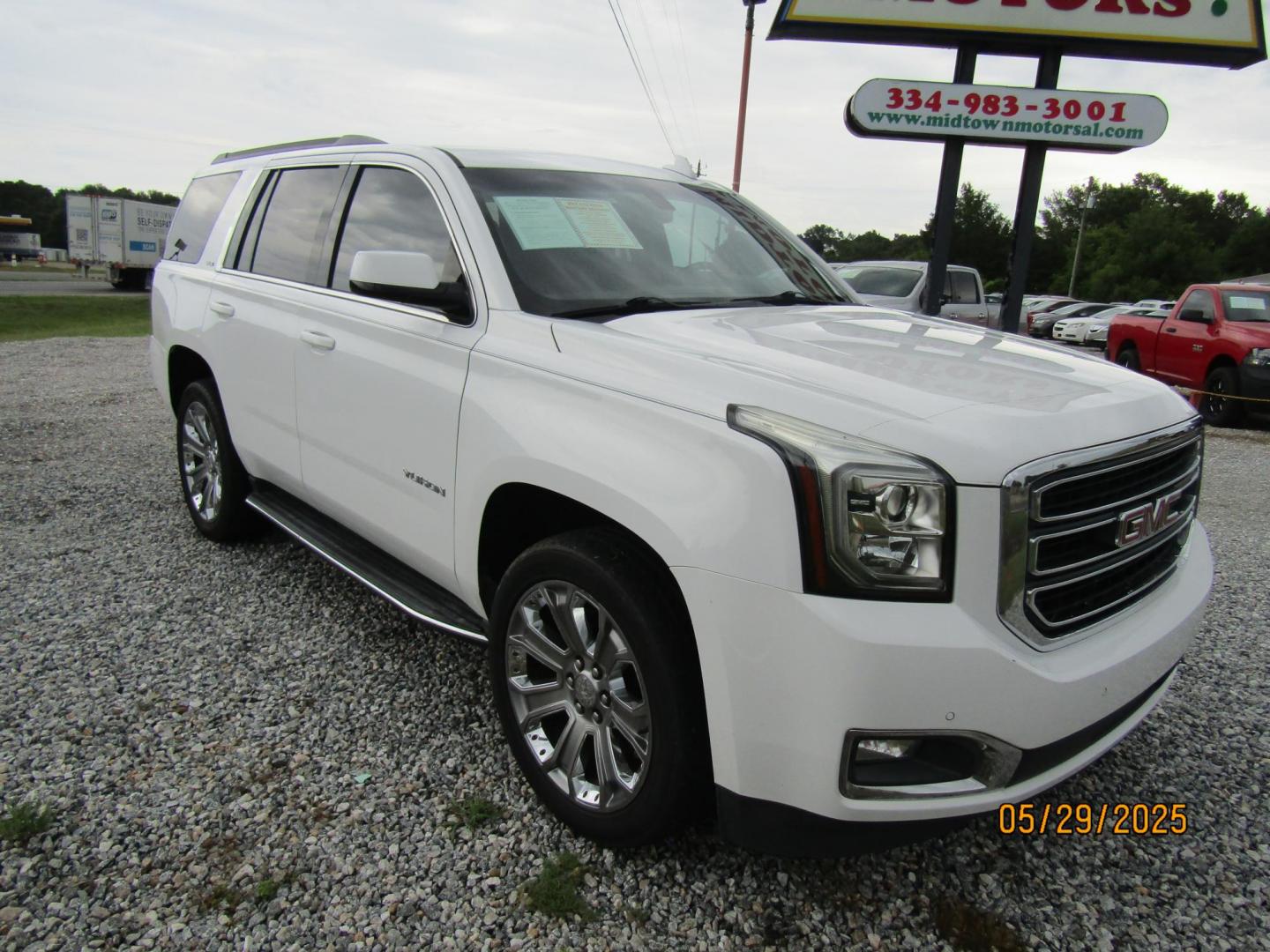 2017 WHITE GMC Yukon SLE 2WD (1GKS1AKCXHR) with an 5.3L V8 OHV 16V engine, Automatic transmission, located at 15016 S Hwy 231, Midland City, AL, 36350, (334) 983-3001, 31.306210, -85.495277 - Photo#0