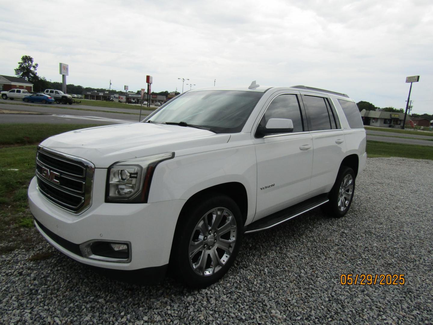 2017 WHITE GMC Yukon SLE 2WD (1GKS1AKCXHR) with an 5.3L V8 OHV 16V engine, Automatic transmission, located at 15016 S Hwy 231, Midland City, AL, 36350, (334) 983-3001, 31.306210, -85.495277 - Photo#2