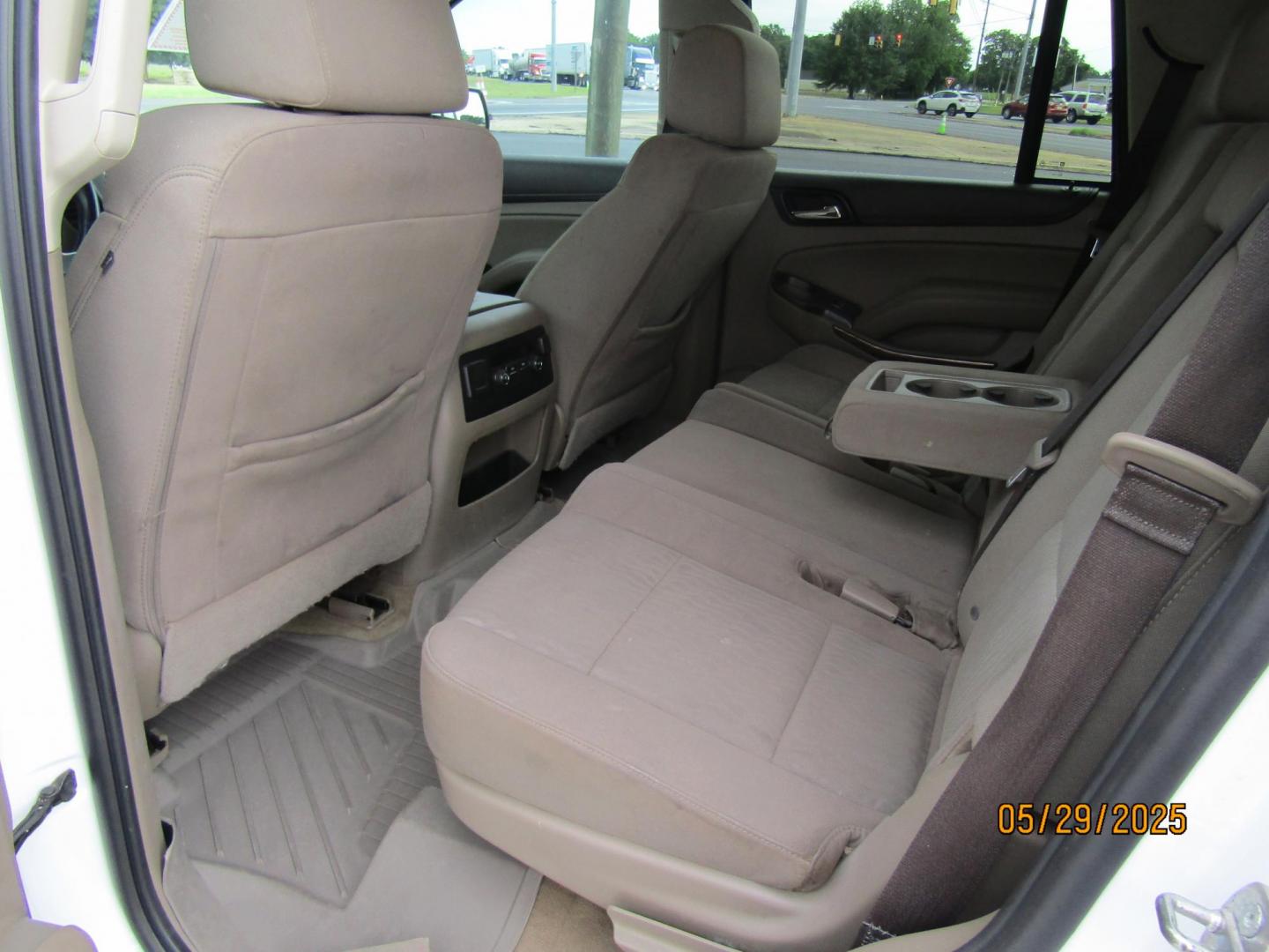 2017 WHITE GMC Yukon SLE 2WD (1GKS1AKCXHR) with an 5.3L V8 OHV 16V engine, Automatic transmission, located at 15016 S Hwy 231, Midland City, AL, 36350, (334) 983-3001, 31.306210, -85.495277 - Photo#4
