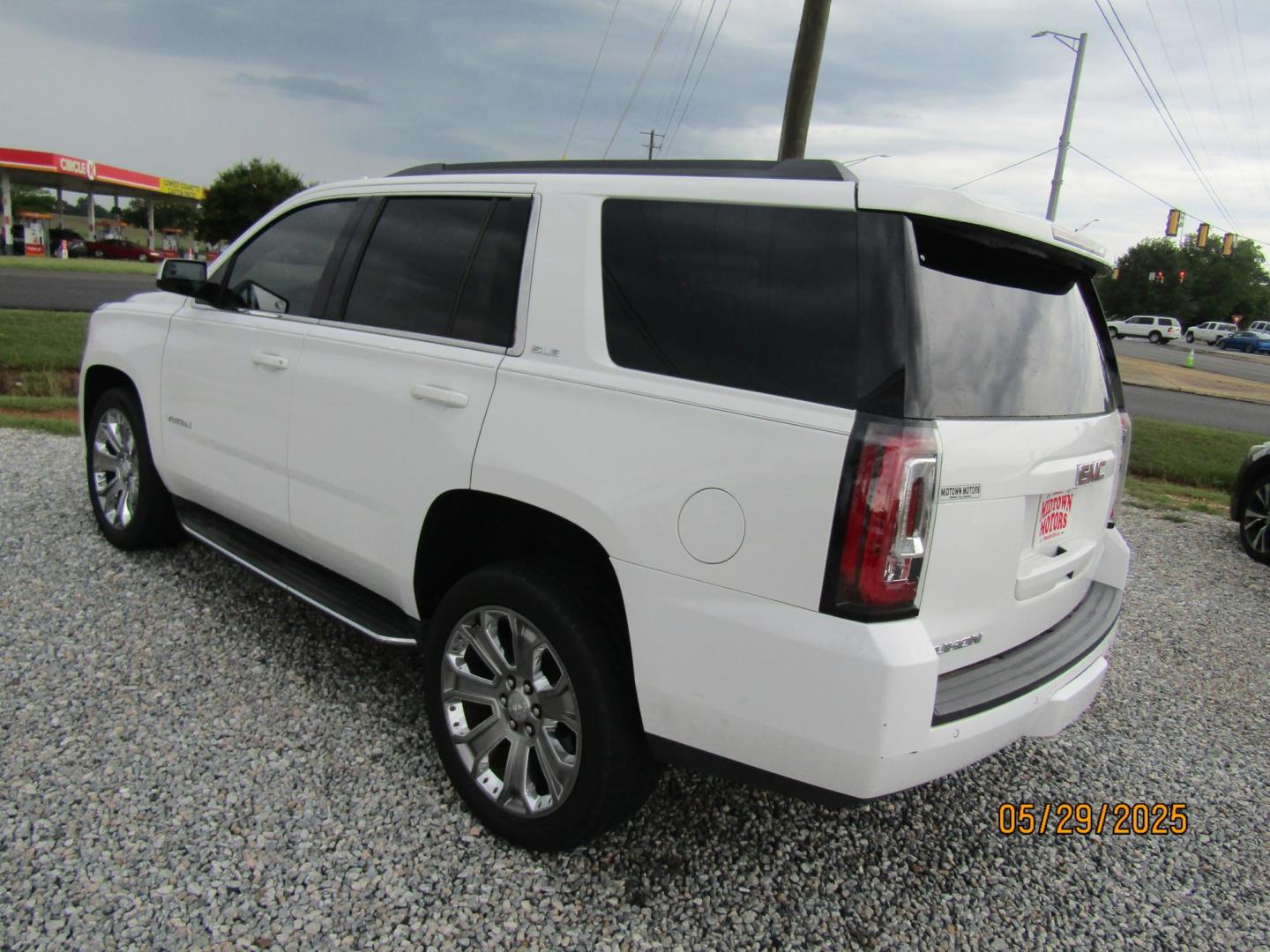 2017 WHITE GMC Yukon SLE 2WD (1GKS1AKCXHR) with an 5.3L V8 OHV 16V engine, Automatic transmission, located at 15016 S Hwy 231, Midland City, AL, 36350, (334) 983-3001, 31.306210, -85.495277 - Photo#5