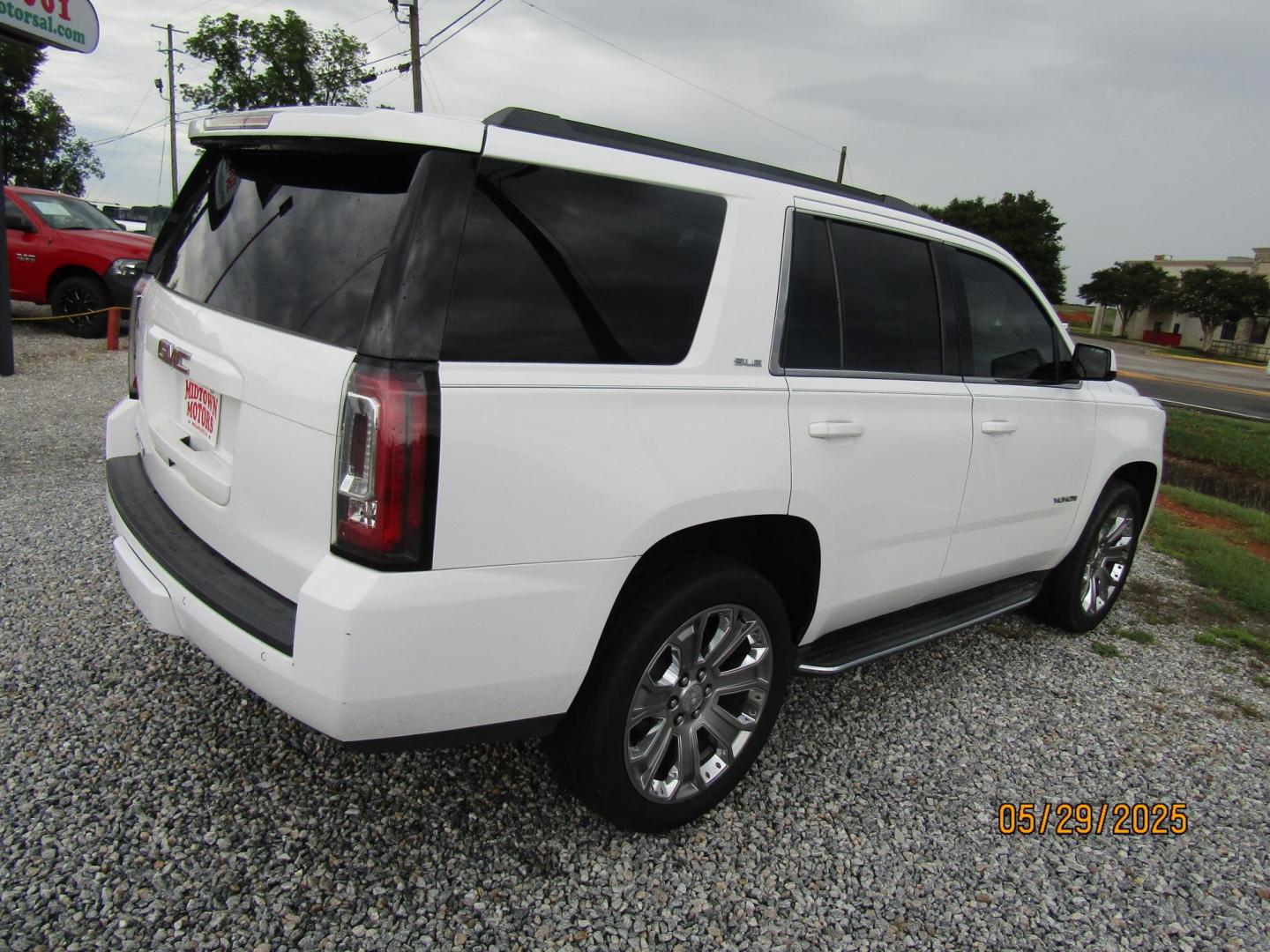 2017 WHITE GMC Yukon SLE 2WD (1GKS1AKCXHR) with an 5.3L V8 OHV 16V engine, Automatic transmission, located at 15016 S Hwy 231, Midland City, AL, 36350, (334) 983-3001, 31.306210, -85.495277 - Photo#7