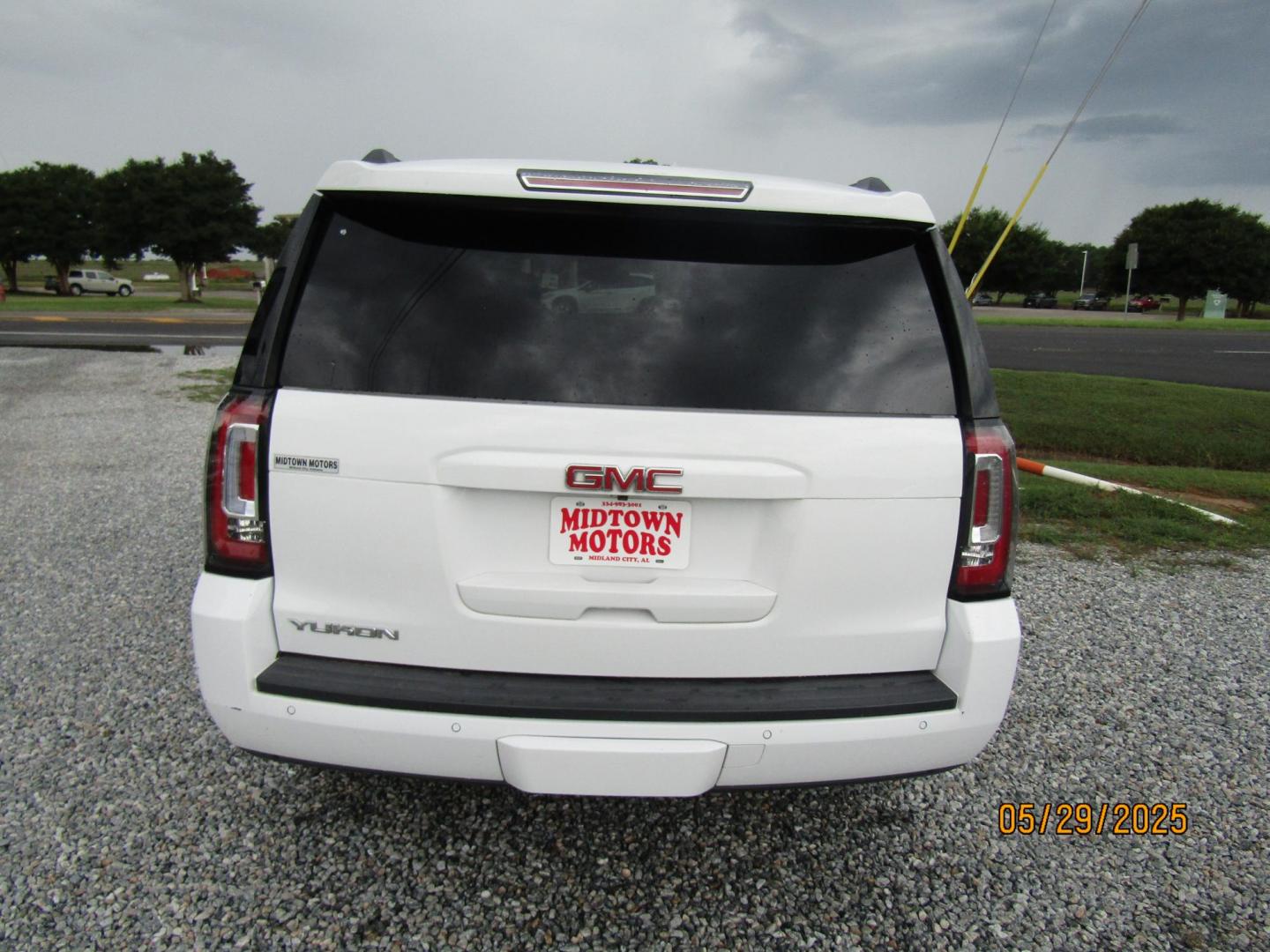 2017 WHITE GMC Yukon SLE 2WD (1GKS1AKCXHR) with an 5.3L V8 OHV 16V engine, Automatic transmission, located at 15016 S Hwy 231, Midland City, AL, 36350, (334) 983-3001, 31.306210, -85.495277 - Photo#6