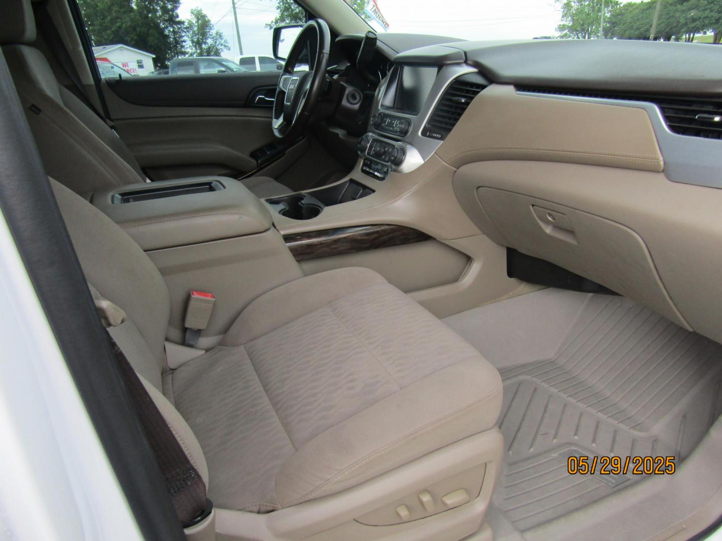 2017 WHITE GMC Yukon SLE 2WD (1GKS1AKCXHR) with an 5.3L V8 OHV 16V engine, Automatic transmission, located at 15016 S Hwy 231, Midland City, AL, 36350, (334) 983-3001, 31.306210, -85.495277 - Photo#9