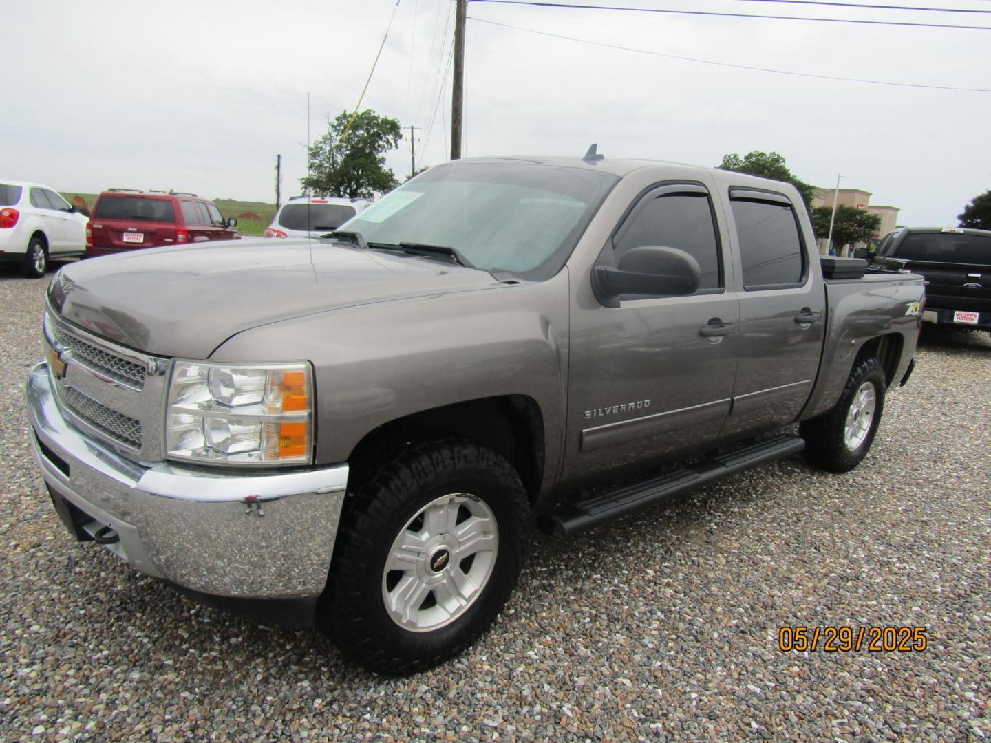 2012 Gray Chevrolet Silverado 1500 LT Crew Cab 4WD (3GCPKSE7XCG) with an 5.3L V8 OHV 16V FFV engine, Automatic transmission, located at 15016 S Hwy 231, Midland City, AL, 36350, (334) 983-3001, 31.306210, -85.495277 - Photo#2