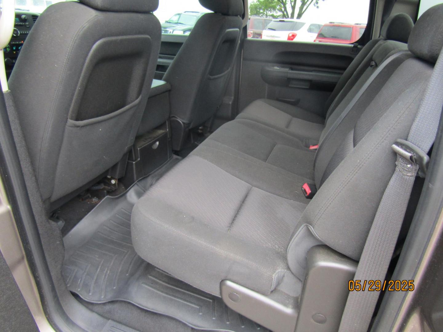 2012 Gray Chevrolet Silverado 1500 LT Crew Cab 4WD (3GCPKSE7XCG) with an 5.3L V8 OHV 16V FFV engine, Automatic transmission, located at 15016 S Hwy 231, Midland City, AL, 36350, (334) 983-3001, 31.306210, -85.495277 - Photo#4