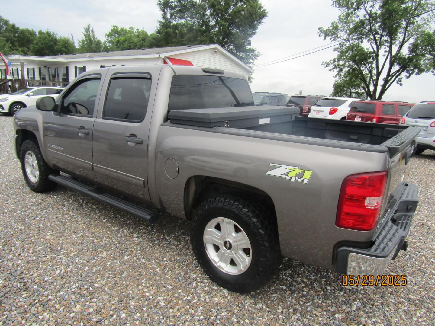 2012 Gray Chevrolet Silverado 1500 LT Crew Cab 4WD (3GCPKSE7XCG) with an 5.3L V8 OHV 16V FFV engine, Automatic transmission, located at 15016 S Hwy 231, Midland City, AL, 36350, (334) 983-3001, 31.306210, -85.495277 - Photo#5