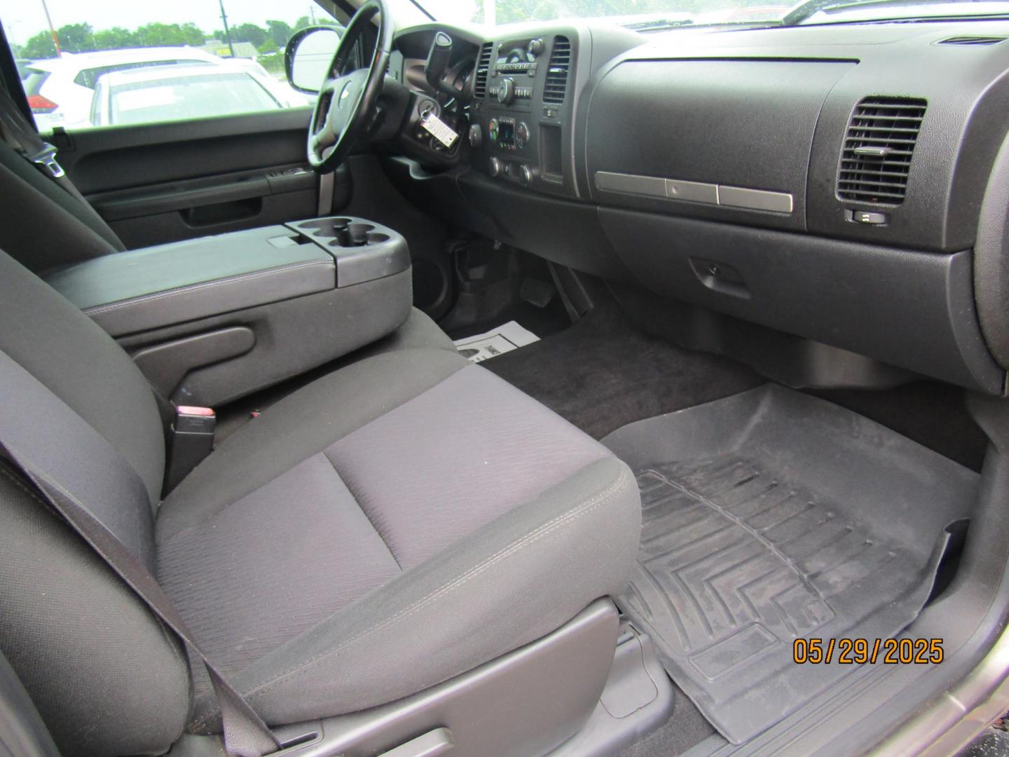 2012 Gray Chevrolet Silverado 1500 LT Crew Cab 4WD (3GCPKSE7XCG) with an 5.3L V8 OHV 16V FFV engine, Automatic transmission, located at 15016 S Hwy 231, Midland City, AL, 36350, (334) 983-3001, 31.306210, -85.495277 - Photo#9
