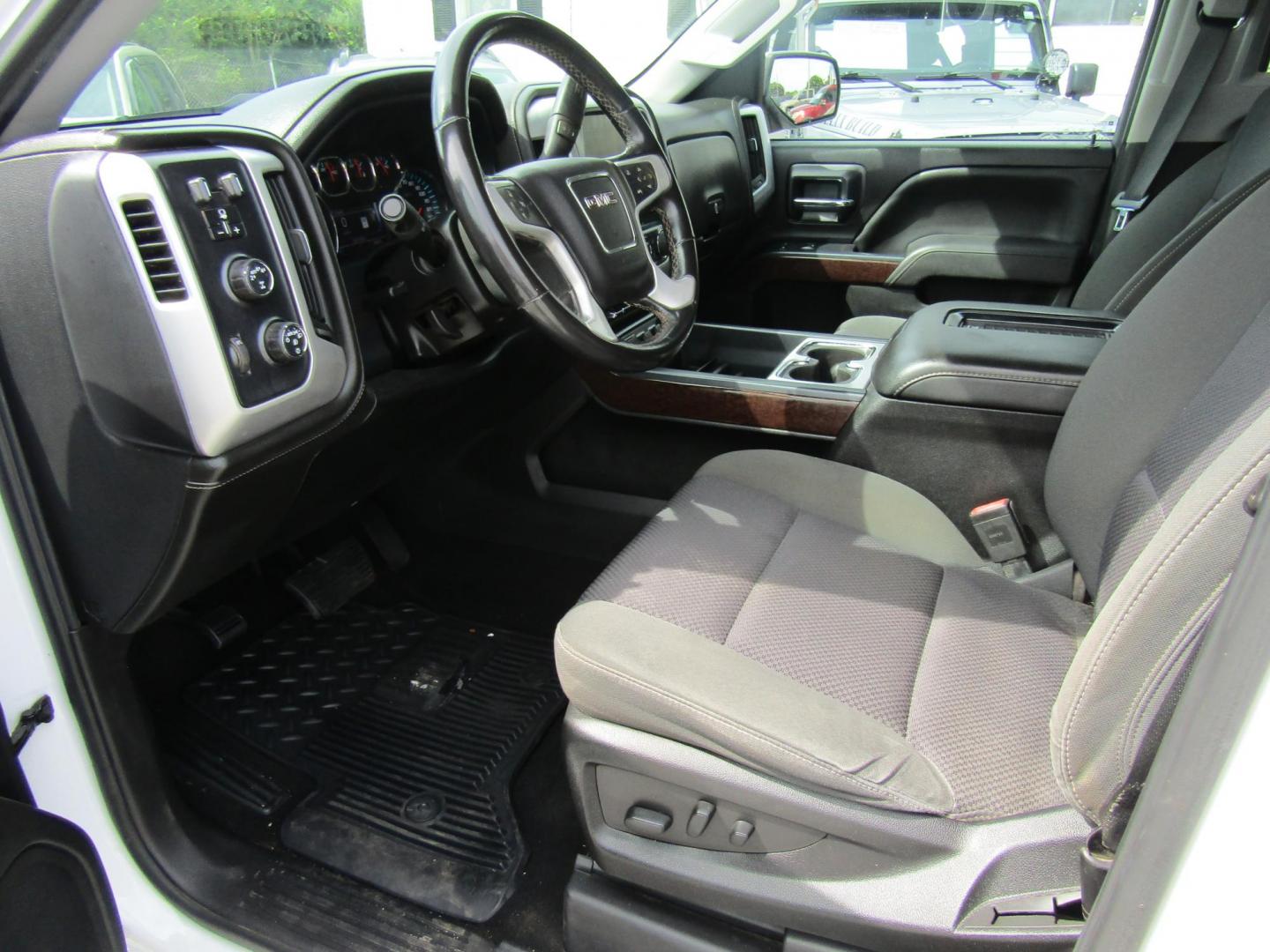 2018 WHITE GMC Sierra 1500 SLE Crew Cab Long Box 4WD (3GTU2MEC2JG) with an 5.3L V8 OHV 16V engine, Automatic transmission, located at 15016 S Hwy 231, Midland City, AL, 36350, (334) 983-3001, 31.306210, -85.495277 - Photo#3