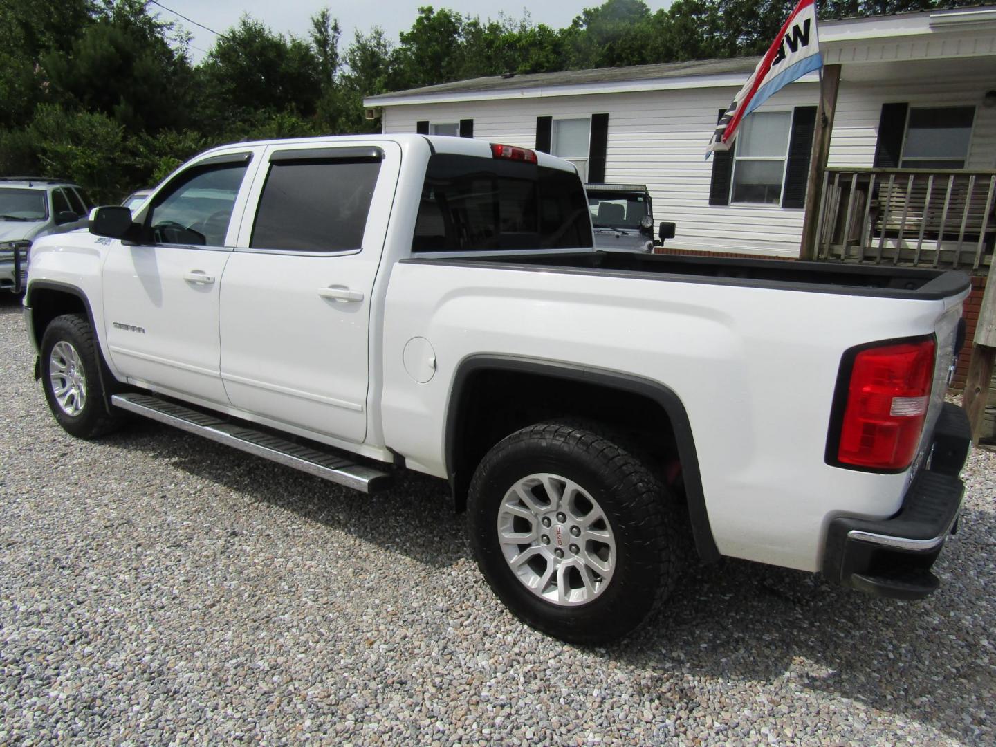 2018 WHITE GMC Sierra 1500 SLE Crew Cab Long Box 4WD (3GTU2MEC2JG) with an 5.3L V8 OHV 16V engine, Automatic transmission, located at 15016 S Hwy 231, Midland City, AL, 36350, (334) 983-3001, 31.306210, -85.495277 - Photo#5