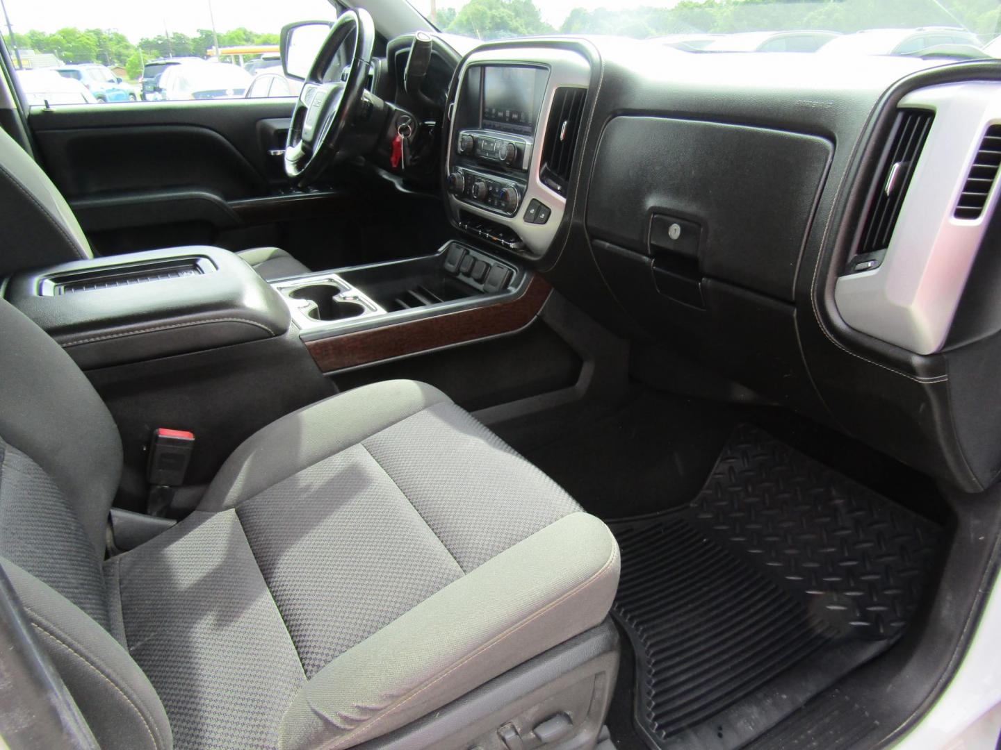 2018 WHITE GMC Sierra 1500 SLE Crew Cab Long Box 4WD (3GTU2MEC2JG) with an 5.3L V8 OHV 16V engine, Automatic transmission, located at 15016 S Hwy 231, Midland City, AL, 36350, (334) 983-3001, 31.306210, -85.495277 - Photo#9