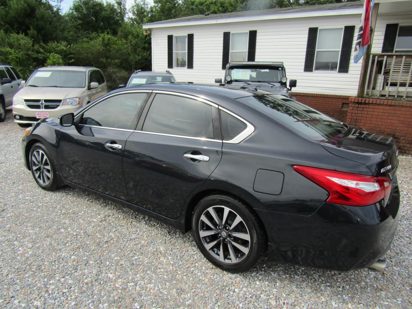 2017 Black Nissan Altima 2.5 S (1N4AL3AP7HC) with an 2.5L L4 DOHC 16V engine, Automatic transmission, located at 15016 S Hwy 231, Midland City, AL, 36350, (334) 983-3001, 31.306210, -85.495277 - Photo#5