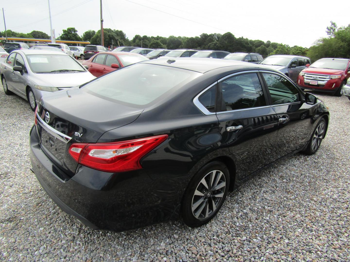 2017 Black Nissan Altima 2.5 S (1N4AL3AP7HC) with an 2.5L L4 DOHC 16V engine, Automatic transmission, located at 15016 S Hwy 231, Midland City, AL, 36350, (334) 983-3001, 31.306210, -85.495277 - Photo#7