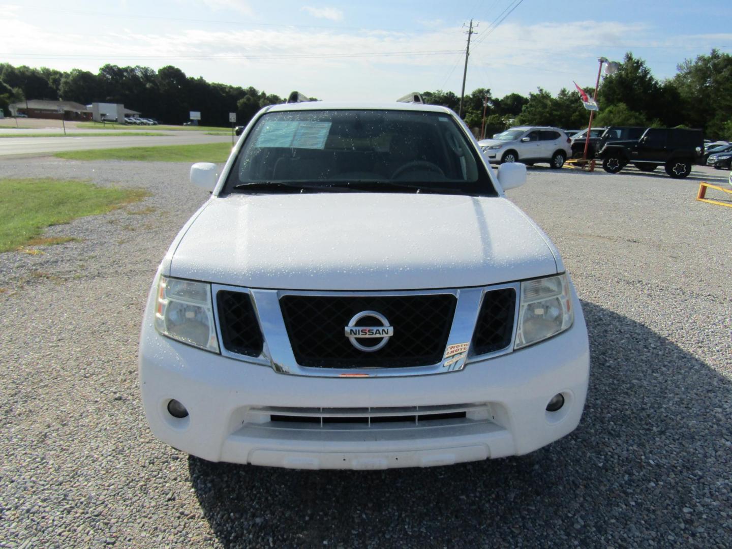 2011 WHITE Nissan Pathfinder LE 2WD (5N1AR1NN7BC) with an 4.0L V6 DOHC 24V engine, Automatic transmission, located at 15016 S Hwy 231, Midland City, AL, 36350, (334) 983-3001, 31.306210, -85.495277 - Photo#1