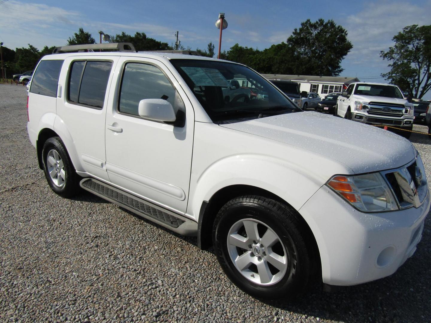 2011 WHITE Nissan Pathfinder LE 2WD (5N1AR1NN7BC) with an 4.0L V6 DOHC 24V engine, Automatic transmission, located at 15016 S Hwy 231, Midland City, AL, 36350, (334) 983-3001, 31.306210, -85.495277 - Photo#0