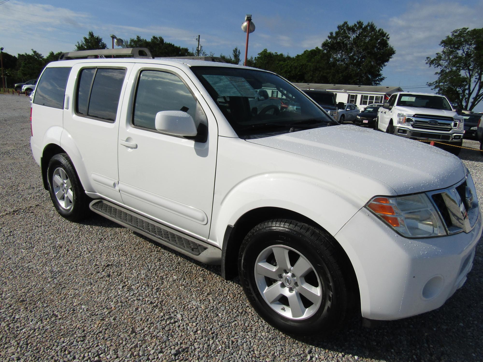 photo of 2011 Nissan Pathfinder 