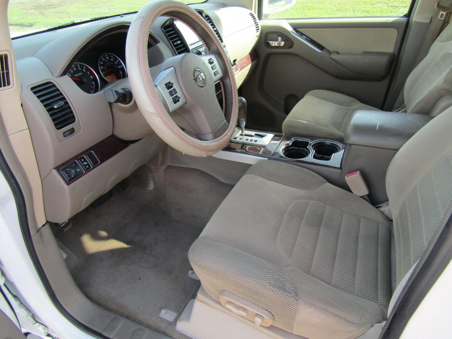 2011 WHITE Nissan Pathfinder LE 2WD (5N1AR1NN7BC) with an 4.0L V6 DOHC 24V engine, Automatic transmission, located at 15016 S Hwy 231, Midland City, AL, 36350, (334) 983-3001, 31.306210, -85.495277 - Photo#3