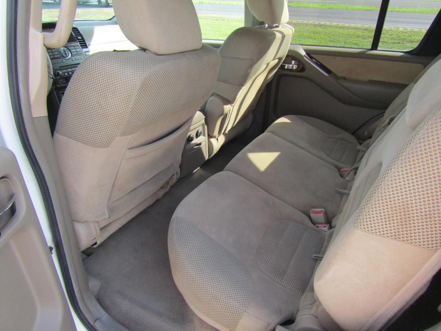 2011 WHITE Nissan Pathfinder LE 2WD (5N1AR1NN7BC) with an 4.0L V6 DOHC 24V engine, Automatic transmission, located at 15016 S Hwy 231, Midland City, AL, 36350, (334) 983-3001, 31.306210, -85.495277 - Photo#4