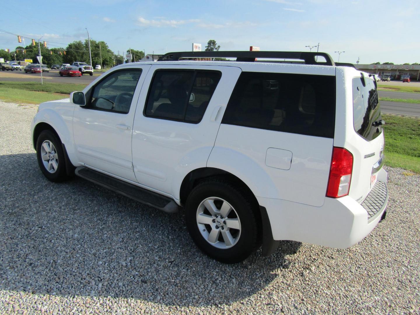 2011 WHITE Nissan Pathfinder LE 2WD (5N1AR1NN7BC) with an 4.0L V6 DOHC 24V engine, Automatic transmission, located at 15016 S Hwy 231, Midland City, AL, 36350, (334) 983-3001, 31.306210, -85.495277 - Photo#5