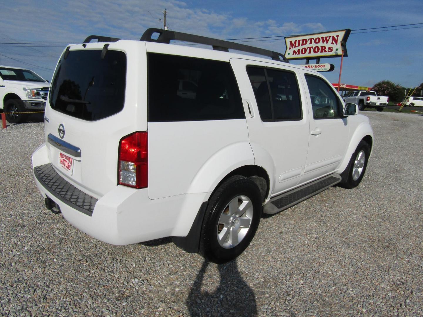 2011 WHITE Nissan Pathfinder LE 2WD (5N1AR1NN7BC) with an 4.0L V6 DOHC 24V engine, Automatic transmission, located at 15016 S Hwy 231, Midland City, AL, 36350, (334) 983-3001, 31.306210, -85.495277 - Photo#7