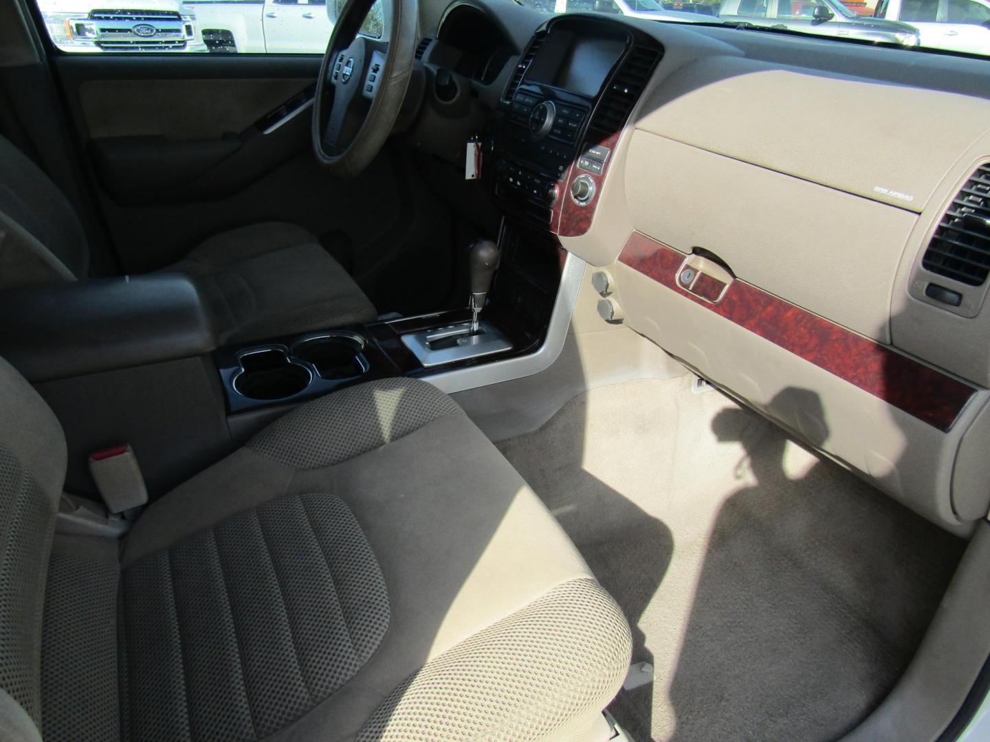 2011 WHITE Nissan Pathfinder LE 2WD (5N1AR1NN7BC) with an 4.0L V6 DOHC 24V engine, Automatic transmission, located at 15016 S Hwy 231, Midland City, AL, 36350, (334) 983-3001, 31.306210, -85.495277 - Photo#9