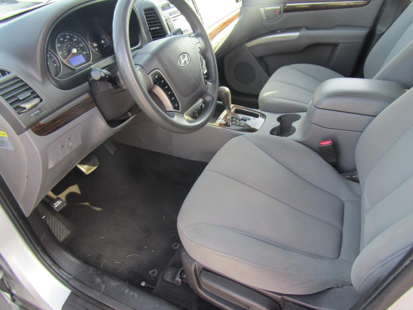 2010 Silver Hyundai Santa Fe GLS 2.4 FWD (5NMSG3AB5AH) with an 2.4L L4 DOHC 16V engine, Automatic transmission, located at 15016 S Hwy 231, Midland City, AL, 36350, (334) 983-3001, 31.306210, -85.495277 - Photo#3