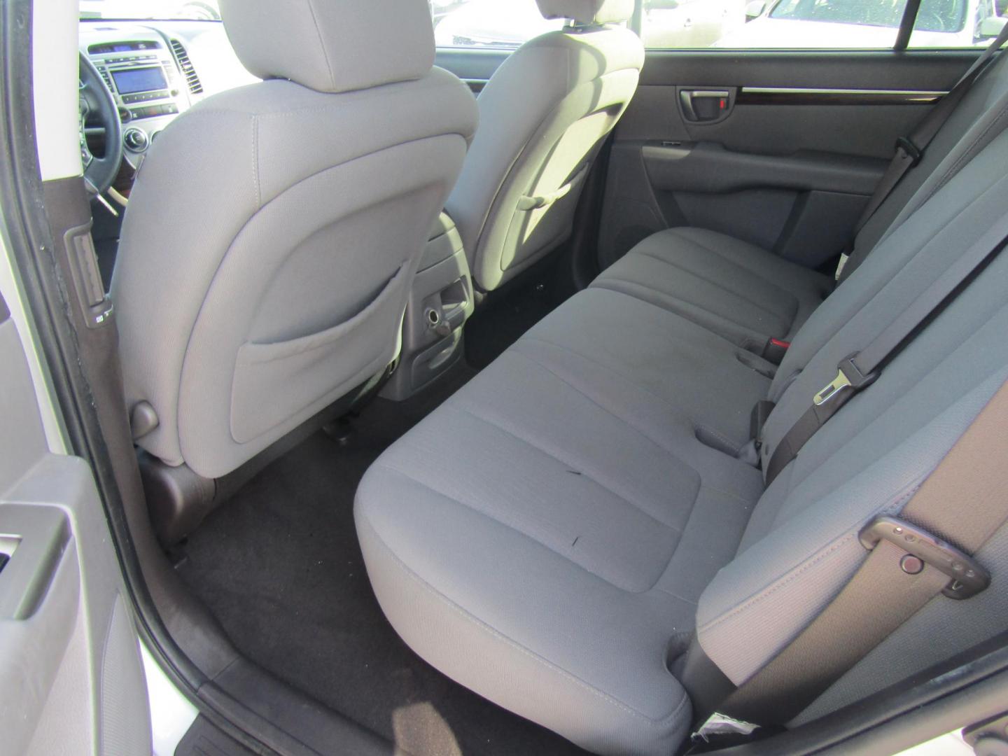2010 Silver Hyundai Santa Fe GLS 2.4 FWD (5NMSG3AB5AH) with an 2.4L L4 DOHC 16V engine, Automatic transmission, located at 15016 S Hwy 231, Midland City, AL, 36350, (334) 983-3001, 31.306210, -85.495277 - Photo#4
